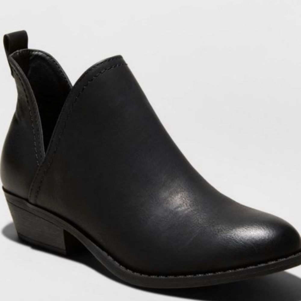 Universal Thread black bootie size 7.5 like new